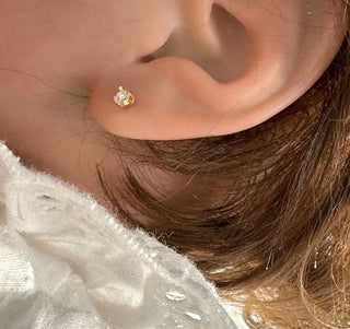 18K Yellow Gold 0.10 ct twt Diamond Screwback Earrings